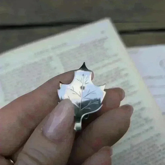 Vintage silver leaf bergerie clip on earrings - Picture 7 of 9